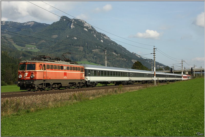 E-Lok 1142 623 fhrt mit IC 518  World Vision - Kinderpatenschaft  von Graz nach Innsbruck.
Mautern 26.09.2009
