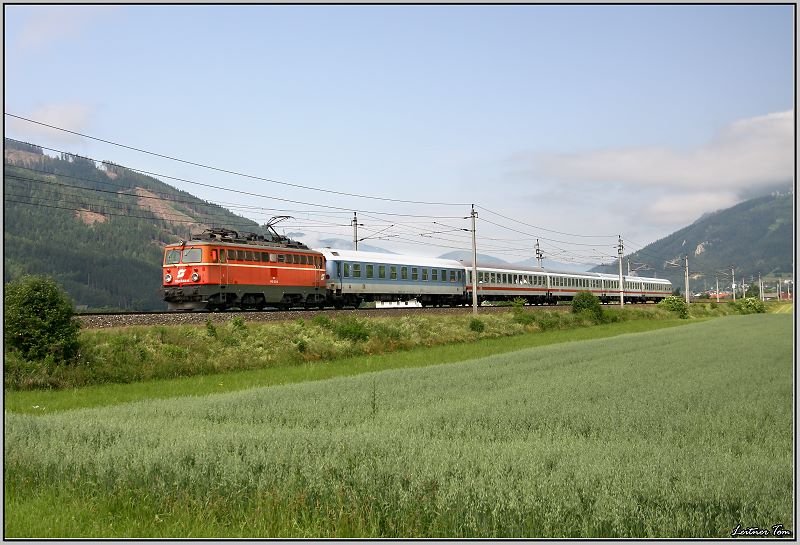 E-Lok 1142 623 fhrt mit IC 513  Ferdinand Raimund  von Salzburg nach Graz.
Mautern 24.06.2008