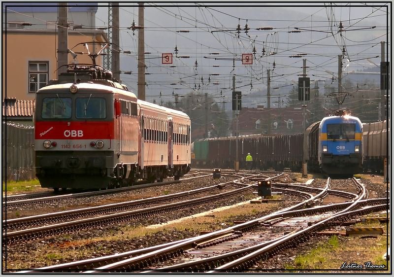 E-Lok 1142 654 Philomena fhrt mit R 4220 von Unzmarkt nach Bruck an der Mur.
Im Hintergrund fhrt die EM-Lok 1116 029 Schweden auf einen Gterzug.
Zeltweg 16.04.2008