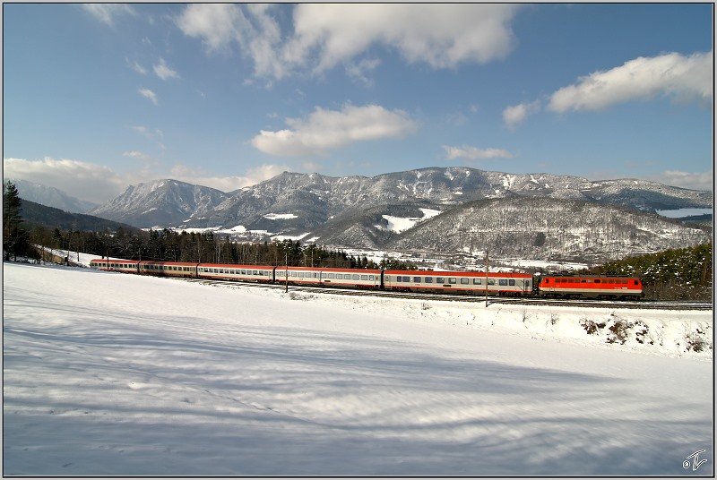 E-Lok 1142 663 fhrt mit IC 259 von Wien Sd nach Spielfeld.11mm Weitwinkelaufnahme von der Steinbauerwiese nahe Eichberg. 21.03.2009