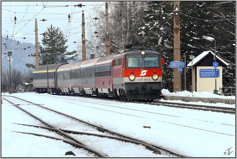 E-Lok 1142 677 fhrt mit IC 556  Superfund  von Wien Sd nach Graz.
Eichberg 21.03.2009