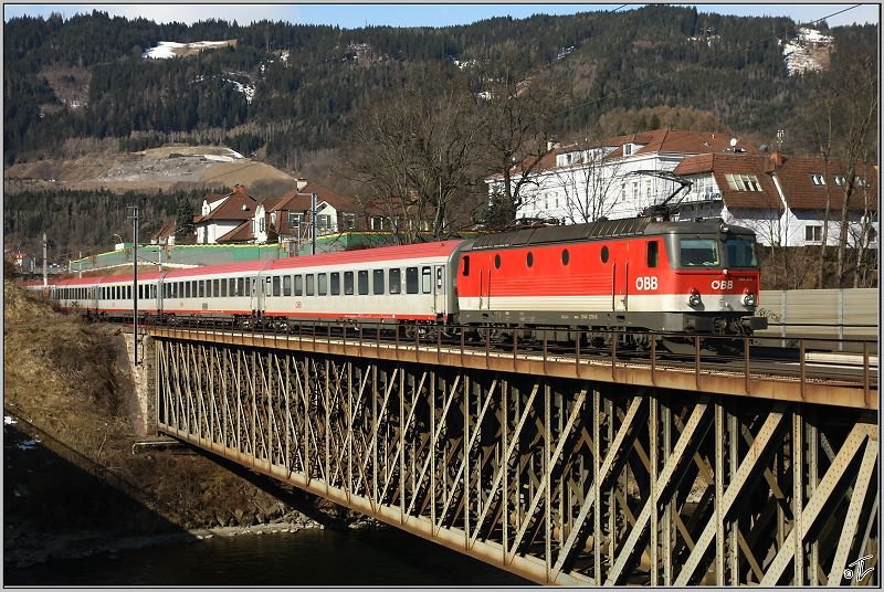 E-Lok 1144 270 fhrt mit IC 536   Jacques Lemans   von Villach nach Wien.
Leoben 15.02.2009
