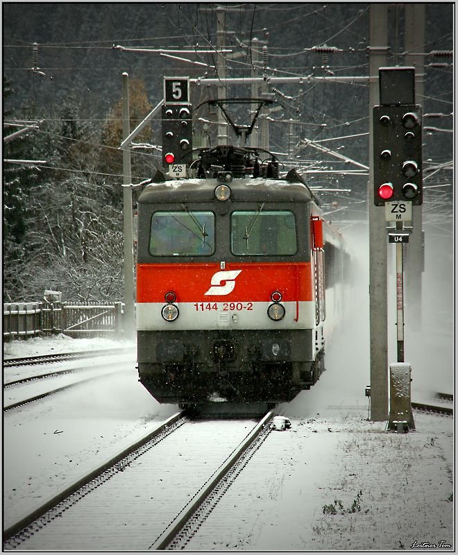 E-Lok 1144 290 fhrt mit IC 512  Hotel IBIS  von Graz nach Innsbruck.
St.Michael 22.11.2008