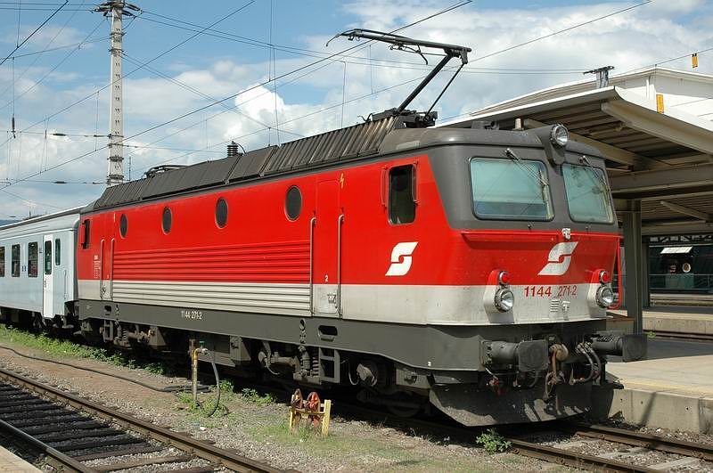 E-Lok 1144.271 vor der Abfahrt Richtung Bruck an der Mur am 5.8.2006 in Graz Hauptbahnhof