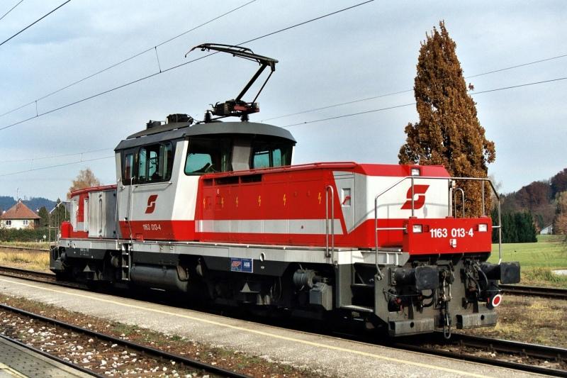 E-Lok 1163.013 wartet im Bahnhof Lenzing auf ihren nchsten Einsatz (Nov. 2003)