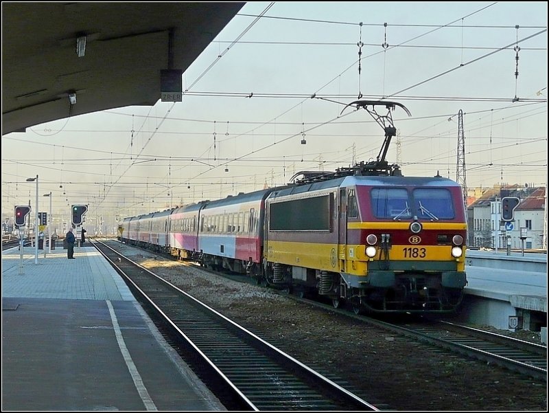 E-Lok 1183 mit niederlndischer Wagengarnitur fotografiert am 17.02.08 bei der Einfahrt in den Bahnhof Bruxelles Nord. (Hans)