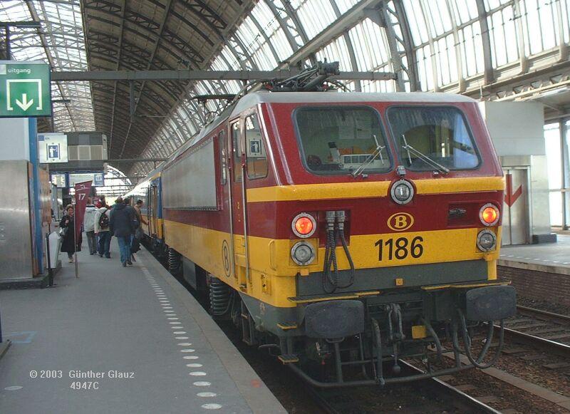 E-Lok 1186 mit EC Amsterdam - Brssel am 13.05.2003 im Bahnhof Amsterdam Centraal.