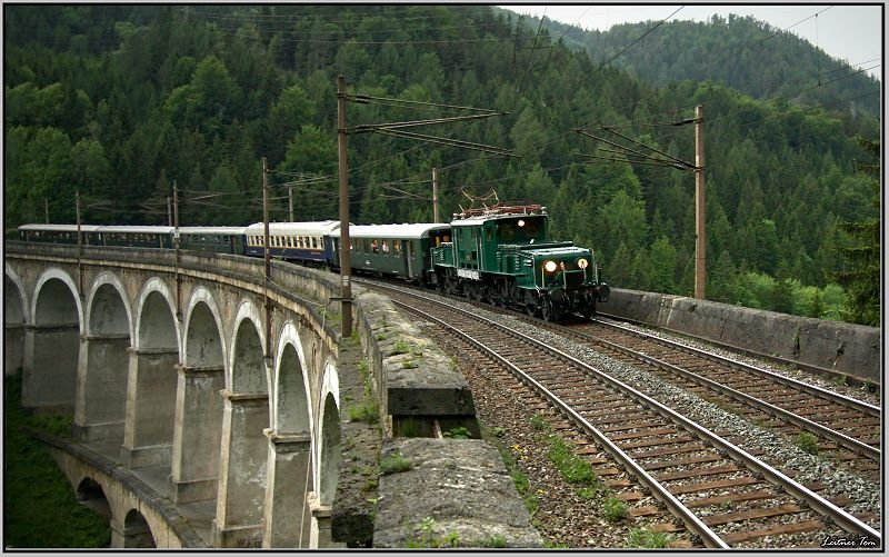 E-Lok 1189.02 fhrt mit Sonderzug 16430 von Mrzzuschlag nach Wien Sd.Anlass dafr war das Fest der Krokodile in Mrzzuschlag.
Semmering Kalte Rinne  1.6.2008
