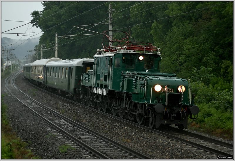 E-Lok 1189.02 fhrt mit Sonderzug 16430 von Mrzzuschlag nach Wien Sd.Anlass dafr war das Fest der Krokodile in Mrzzuschlag.
Gloggnitz 1.6.2008
