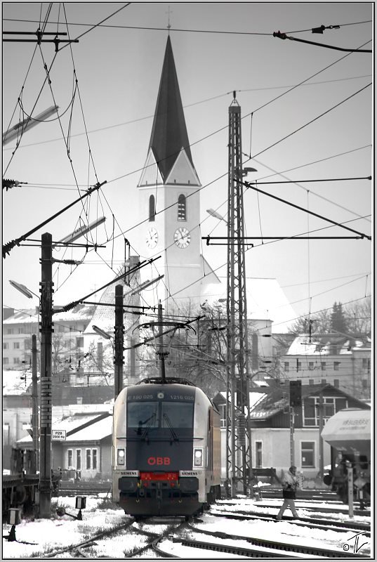 E-Lok 1216 025  World record  ex 1216 050 bei der Ausfahrt in Richtung Villach.Im Hintergrund ist die Knittelfelder Stadtpfarrkirche zu sehen.
30.11.2008