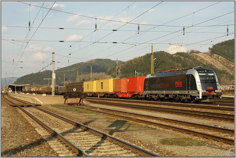 E-Lok 1216 025  World Record  fhrt mit Gterzug 54575 von Gratwein-Gratkorn nach Villach. 
Knittelfeld 6.4.2009