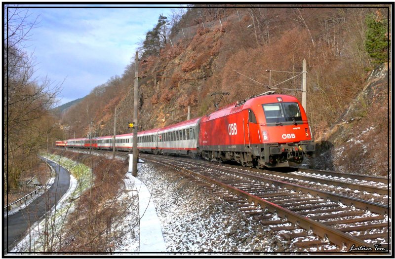 E-Lok 1216 237 fhrt mit EC 151 Emona von Wien nach Spielfeld.
Fotografiert nahe Pernegg 16.12.2007