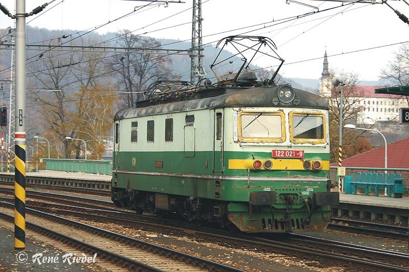 E-Lok 122 021-9 von CD aufgenommen am 18.11.2006 am Bahnhof Decin