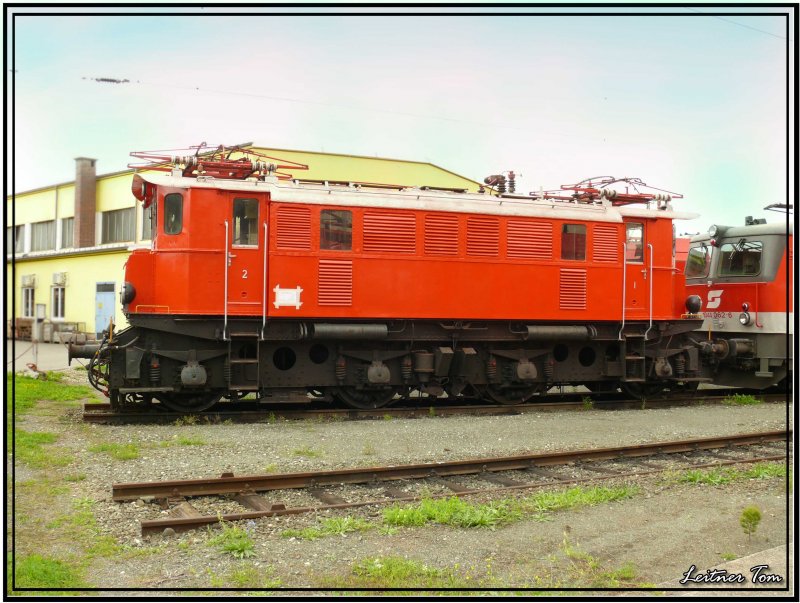 E-Lok 1245 525 steht mit neuer Lackierung im Heizhaus in Knittelfeld.Dahinter ist noch die 1044 062 erkennbar.
2.9.2007