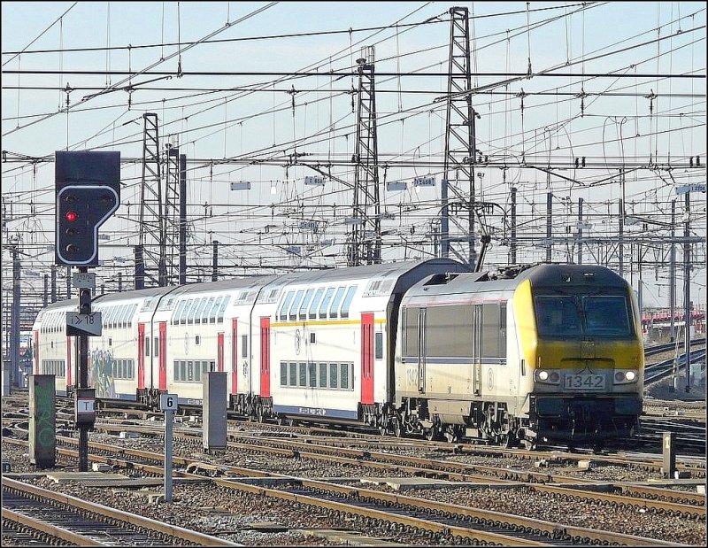 E-Lok 1342 f�hrt am 14.02.09 mit M 6 Dostos in den Bahnhof Bruxelles Midi ein. (Jeanny)