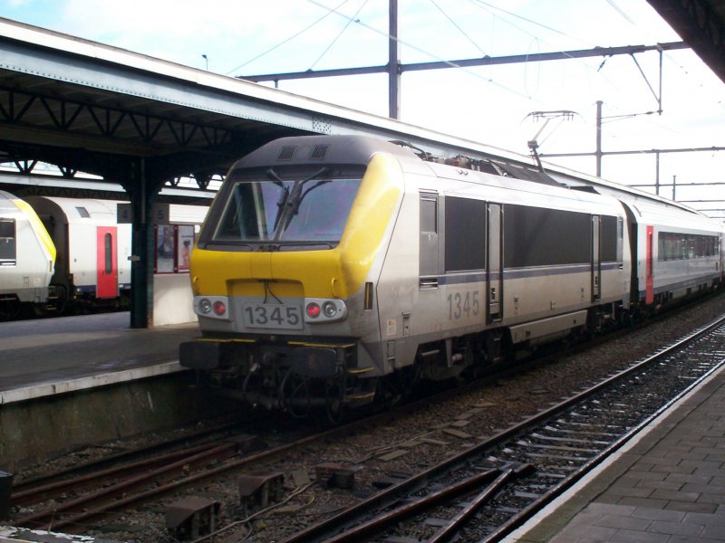 E-Lok 1345 schiebt den Personenzug von Oostende ber Brssel nach Lttich. Oostende am 03.11.06 