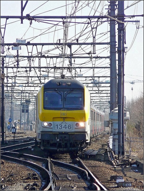 E-Lok 1346 mit dem IC A Eupen-Oostende am Haken fotografiert am 14.02.09 bei der Einfahrt in den Bahnhof Gent Sint Pieters. (Jeanny) 