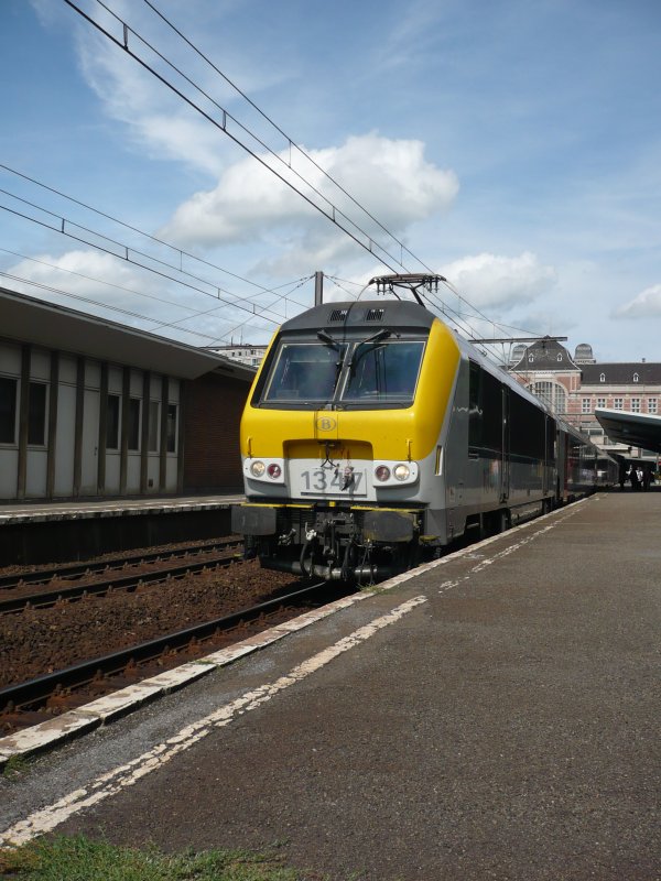 E-Lok 1347 mit IC aus Eupen ist soeben in den Bahnhof Verviers Central eingefahren und wird nach einem kurzen Halt die Reise nach Oostende,  De stad aan zee  fortsetzen.
Immer mehrere Tauben, werden zum Opfer auf dieser Strecke, wie leider auch hier zu sehen ist.
Datum: 19.08.08