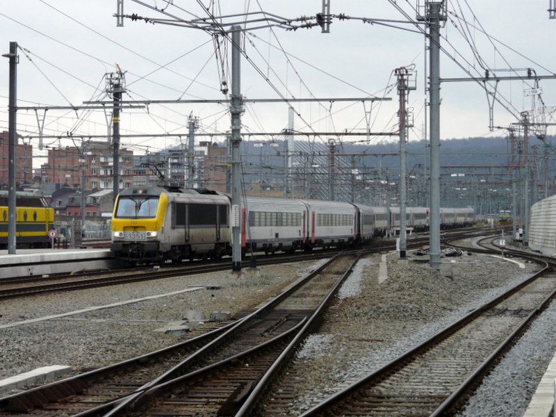 E-Lok 1351 mit ihrem langen IC aus Welkenraedt schlngelt sich ber die vielen Weichen in den Bahnhof von Lige Guillemins am 09.03.08.