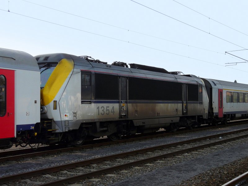 E-Lok 1354 als Sandwich zwischen den Personenwagen ihres Zuges eingereiht. Gouvy 23.02.08