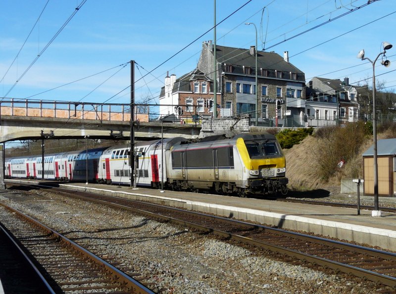 E-Lok 1358 aus Brssel kommend bei der Einfahrt in den Bahnhof von Libramont. 10.02.08