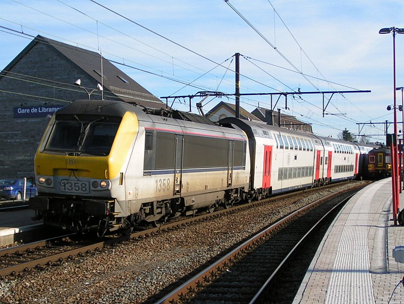 E-Lok 1358 mit Dostos aus Luxemburg kommend, hat den Bahnhof von Libramont erreicht und wird nach kurzem Halt die Reise in Richtung Brssel fortsetzen. 10.02.08