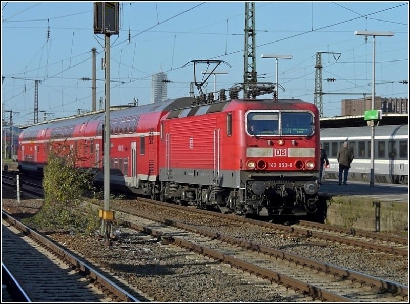 E-Lok 143 953-8 durchfhrt am 08.11.08 mit Dostos den Bahnhof Kln Messe/Deutz auf ihrer Fahrt nach Koblenz. Am gegenberliegenden Bahnsteig ist ein SBB Personenwagen zu sehen. (Jeanny)