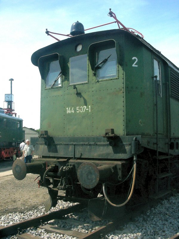 E-Lok 144 507-1 im ehem. Bw  Weimar, Mai 2003