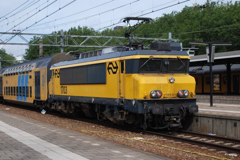 E-Lok 1703 der NS in Bahnhof Dordrecht auf 21/08/09.