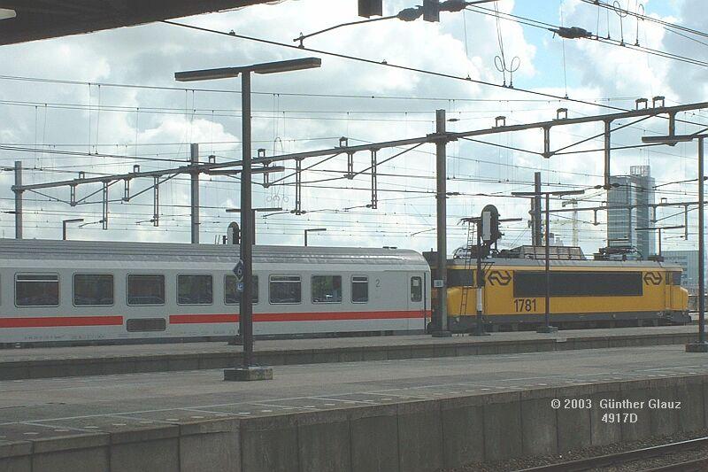 E-Lok 1781 mit IC-Zug der DB AG am 13.05.2003 im Bahnhof Amsterdam Centraal.