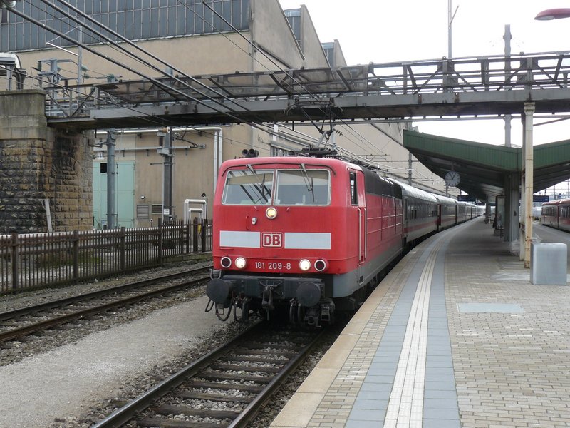 E-Lok 181 209-8 steht im Bahnhof von Luxemburg zur Abfahrt bereit, um mit ihrem Zug ber Koblenz nach Emden zu fahren. 05.04.08