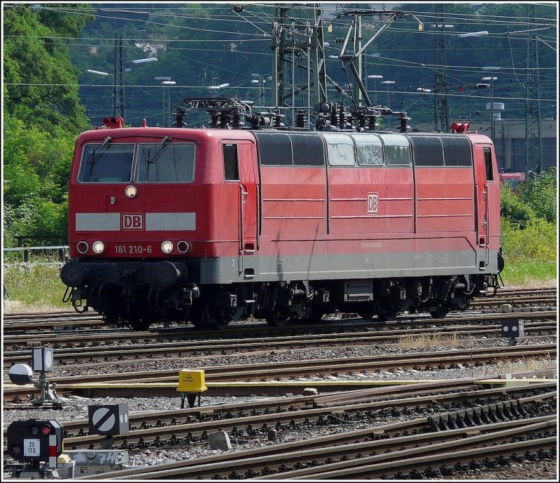 E-Lok 181 210-6 durchfhrt am 22.06.09 solo den Bahnhof von Saarbrcken. (Jeanny)