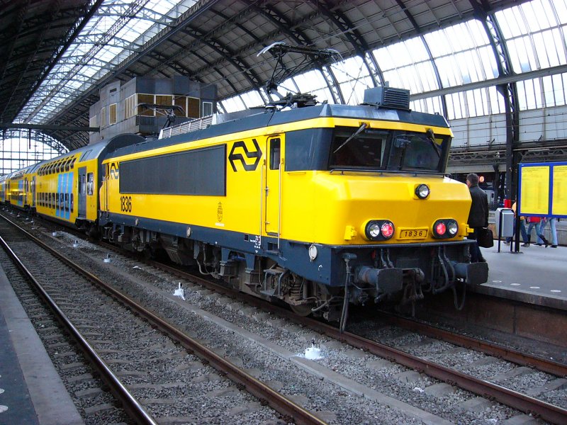 E-Lok 1836 frisch gestrichen am 13.04.06 in Amsterdam centraal.