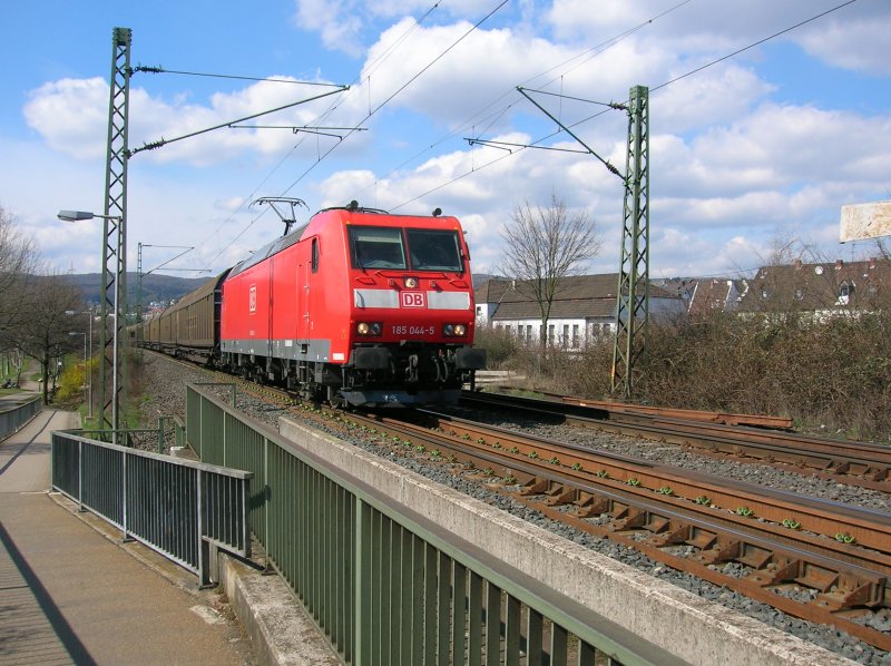 E-Lok 185 044-5 mit einem Gterzug bei Neuwied richtung Koblenz.
