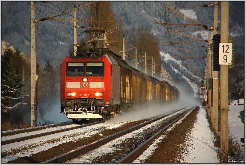E-Lok 185 047 fhrt mit einem Papierzug von Gratkorn nach Passau.
Niklasdorf 23.11.2008
