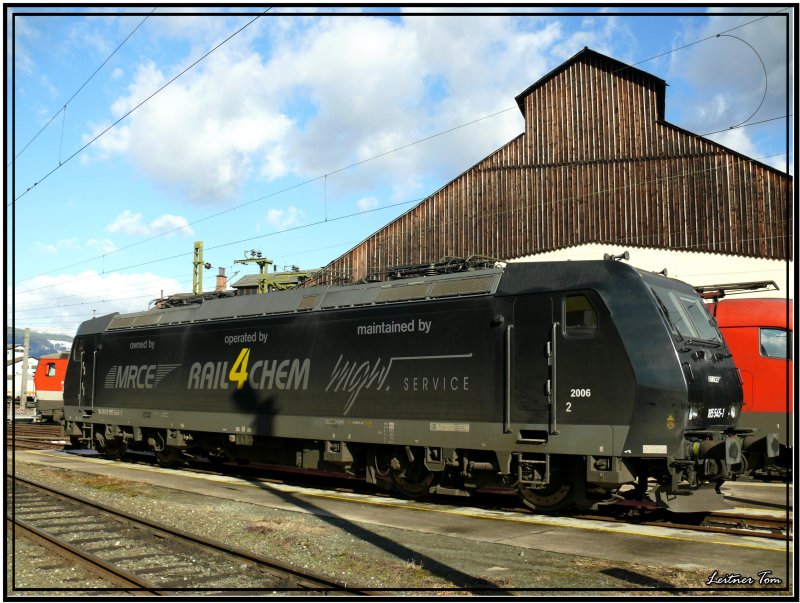 E-Lok 185 545 der Firma MRCE (Mitsui Rail Capital Europe) steht im Heizhaus Knittelfeld und wartet auf ihren nchsten Einsatz.In der frh kam sie mit einem Langholzzug der mittags mit der 2016 903 nach Pls gefahren wurde.
7.2.2008