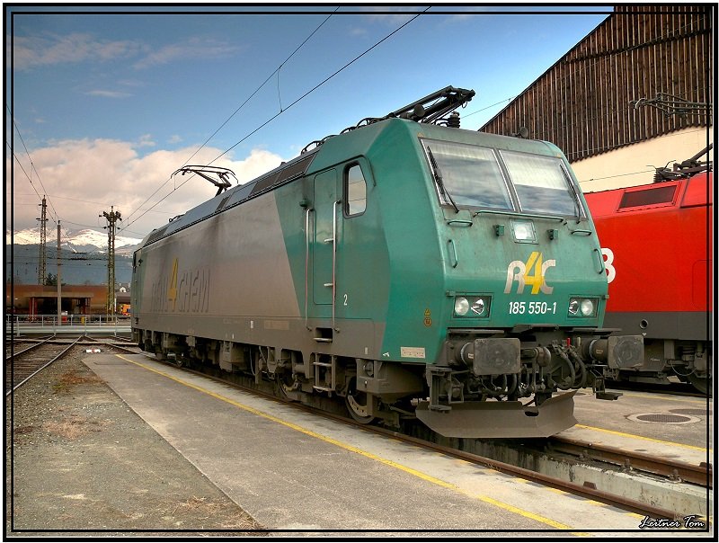 E-Lok 185 550 der Firma Rail4Chem steht im Heizhaus Knittelfeld und wartet auf ihren nchsten Einsatz.In der frh kam sie mit einem Langholzzug der mittags mit der 2016 903 nach Pls gefahren wurde. 21.2.2008

