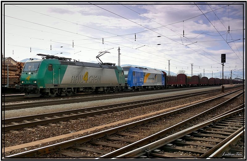 E-Lok 185 550 der Firma Rail4Chem und Diesellok 2016 903 European Bulls der Firma LTE fahren mit einem Leerg�terzug von Knittelfeld nach Passau. Knittelfeld 21.2.2008