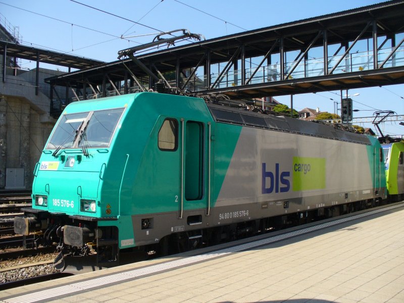 E-Lok 185 576-6 ( 94 80 0 185 576-6 ) in bls cargo Dienst bei einem Zwischenhalt im Bahnhof von Spiez am 13.09.2007