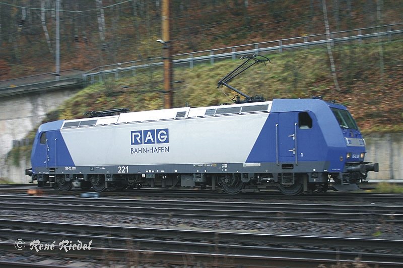 E-Lok 185-CL 008 von RAG bei der Durchfahrt in Bad Schandau in Richtung Dresden am 21.11.2006