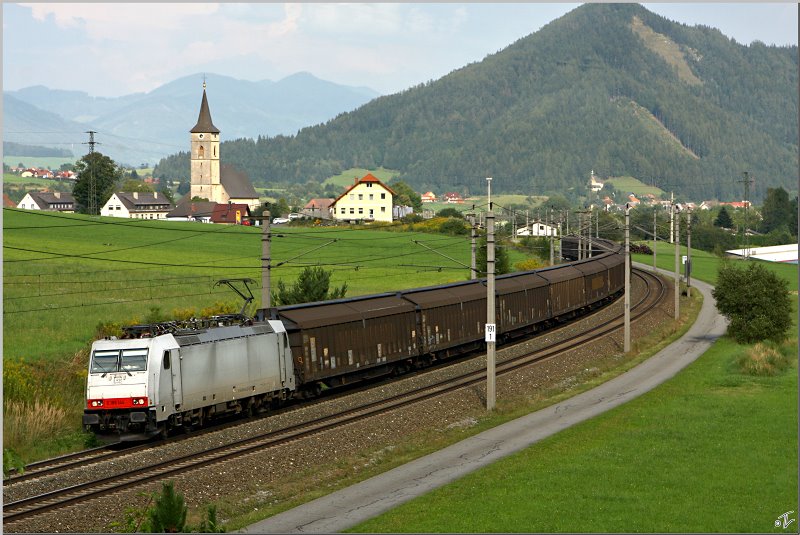 E-Lok 186 144 der Fa. Locon Logistik fhrt mit einem Zellstoffzug von St.Michael nach Ulmerfeld Hausmening.
Kammern 28.08.2009