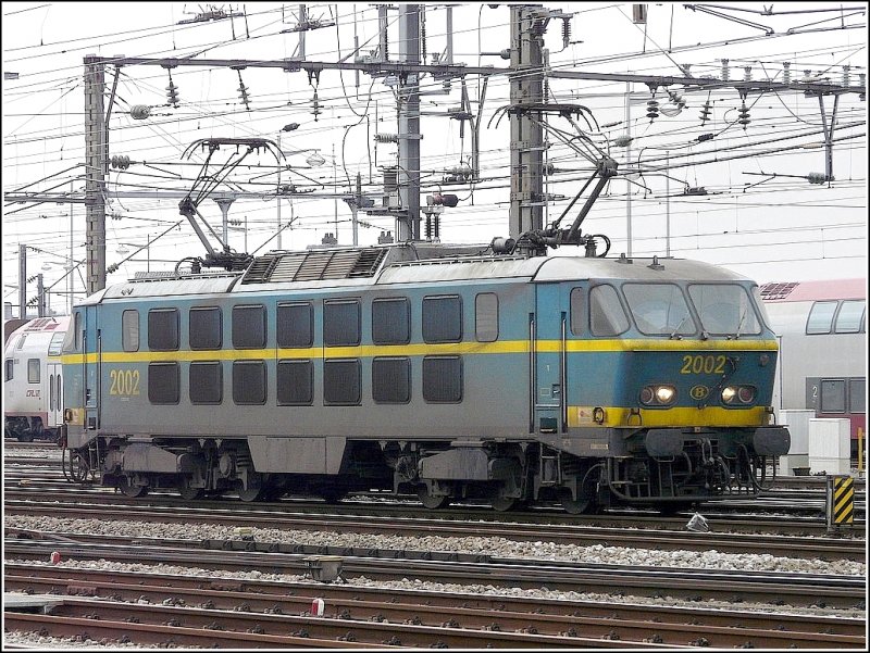 E-Lok 2002 hat am 01.03.09 den IC 97  Iris  von Brssel nach Luxemburg gebracht und verlsst jetzt den Bahnhof von Luxemburg. (Jeanny)