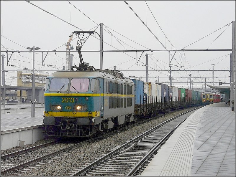 E-Lok 2013 durchfhrt am 27.02.09 mit einem langen Containerzug am Haken den Bahnhof von Brugge. (Jeanny)