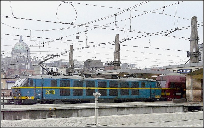 E-Lok 2018 verlsst am 27.02.09 mit einer M 5 Wagengarnitur den Bahnhof Bruxelles Nord. (Jeanny)