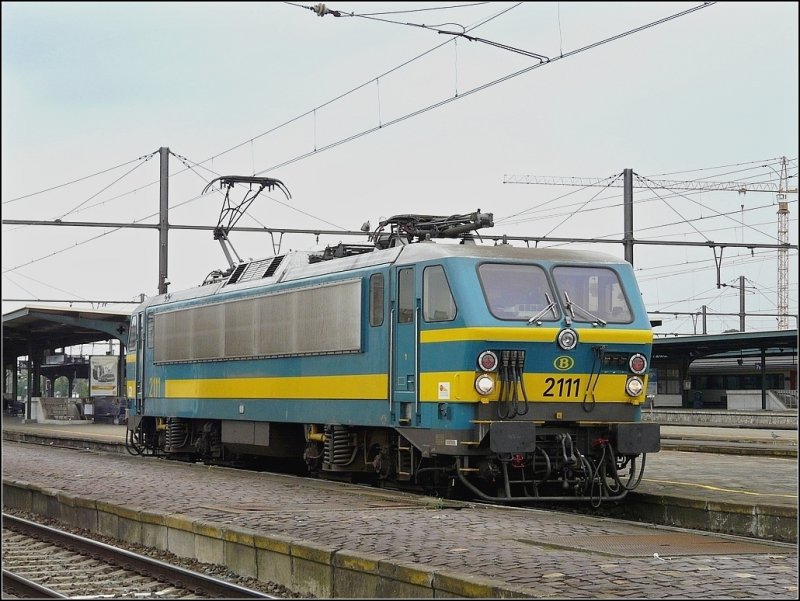 E-Lok 2111 fhrt solo durch den Bahnhof Gent Sint Pieters am 13.09.08. (Jeanny)