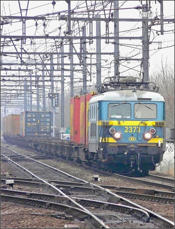 E-Lok 2373 nhert sich am 27.02.09 mit einem Containerzug dem Bahnhof Gent Sint Pieters. (Jeanny)
