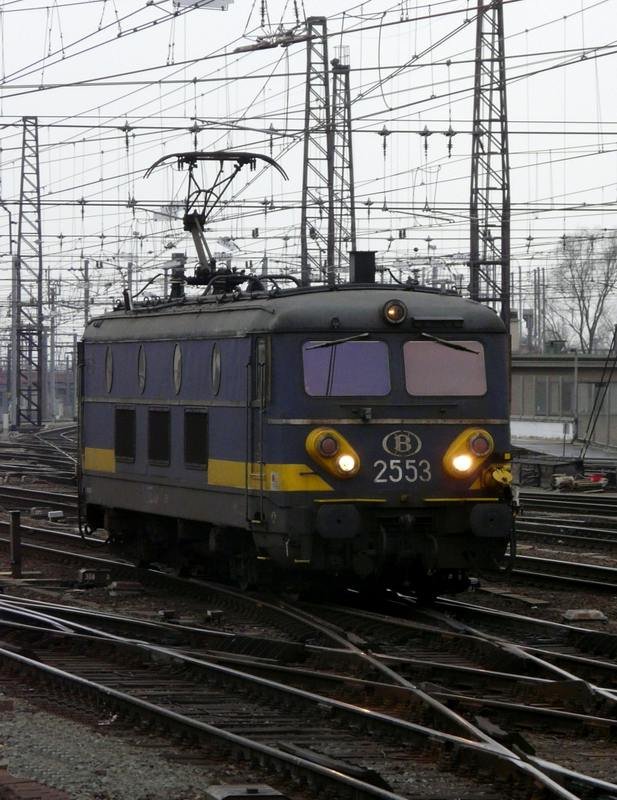 E-Lok 2553 fhrt im Bahnhof Bruxelles Midi an den Kopf des Bergland Express, um diesen nach Rotterdam zu ziehen. 09.03.08