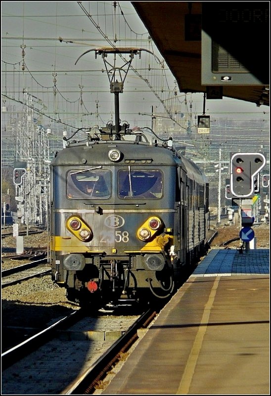 E-Lok 2558 fotografiert am 17.02.08 bei der Einfahrt in den Bahnhof Bruxelles Midi. (Jeanny)