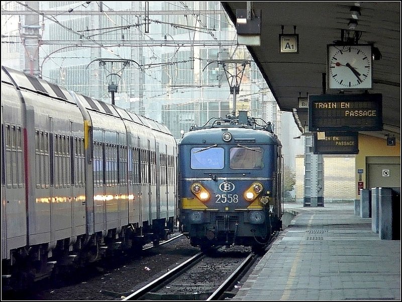E-Lok 2558 fotografiert whrend einer Leerfahrt durch den Bahnhof Bruxelles Nord am 17.02.08. (Jeanny)