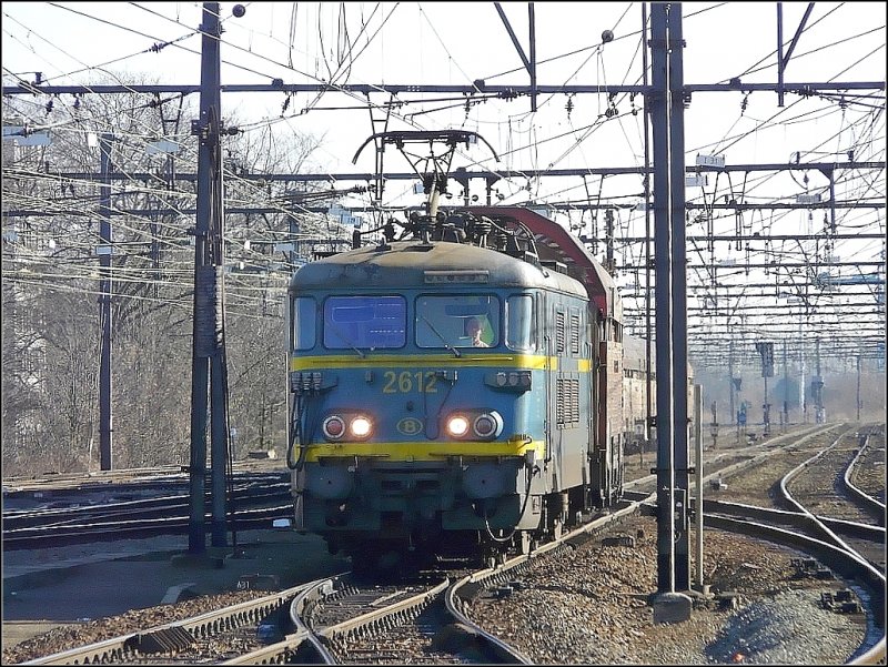 E-Lok 2612 mit einem Gterzug am Haken nhert sich am 14.02.09 dem Bahnhof Gent Sint Pieters. (Jeanny)